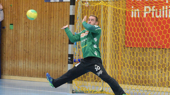 Glänzte mit 21 Paraden in 54 Minuten Spielzeit: Pfullingens Torhüter Daniel Schlipphak.   FOTO: BAUR