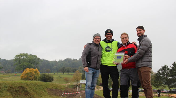 Über den neuen Bikepark freuen sich (von links) Bürgermeister Mike Münzing, Joachim Tress und Michael Lamparter von der TSG-Rads