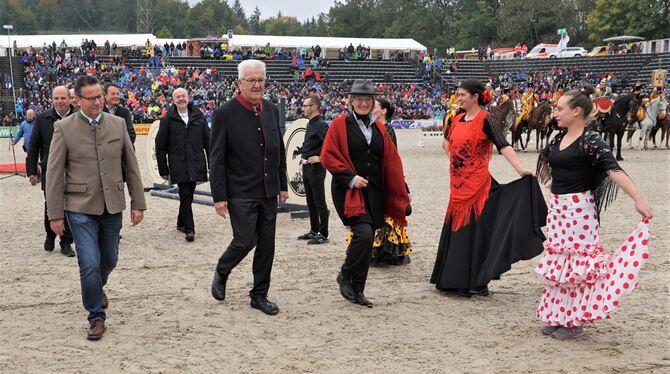 Flamenco-Tänzerinnen begrüßen bei der letzten von drei Hengstparaden die Ehrengäste, Minister Peter Hauk und Ministerpräsident W