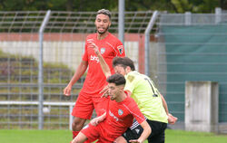 Der Freiburger Hendrik Gehring (rechts) stoppt SSV-Zugang Enis Küley. Hinten in der Zuschauerrolle: Ruben Reisig.  foto: baur