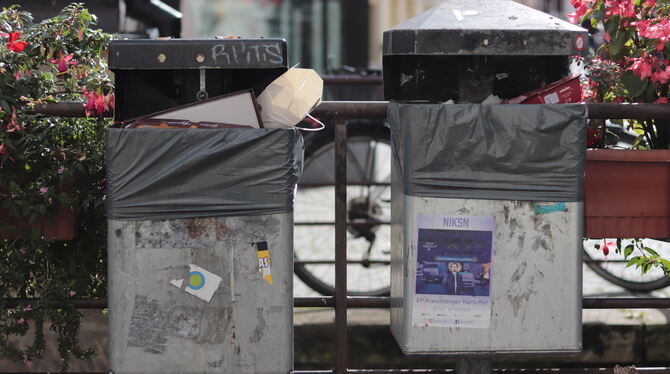 Mülleimer in der Tübinger Innenstadt müssen tagsüber mehrfach geleert werden. Das Problem wollte die Stadt mit einer Verpackungs