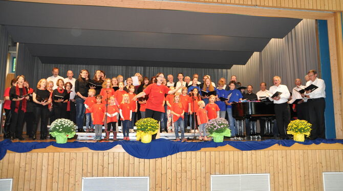Alle Chöre des Sängerbunds Lichtenstein standen zu Beginn des Familienachmittags zum Warm-Up gemeinsam auf der Bühne.