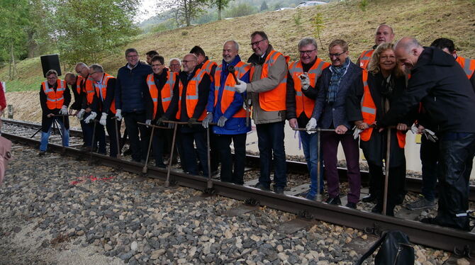 Großer Polit-Auftrieb beim Spatenstich auf der Ermstalbahn zur Elektrifizierung. Im Bild (von links) Dr. Martin Rosemann (SPD-Md