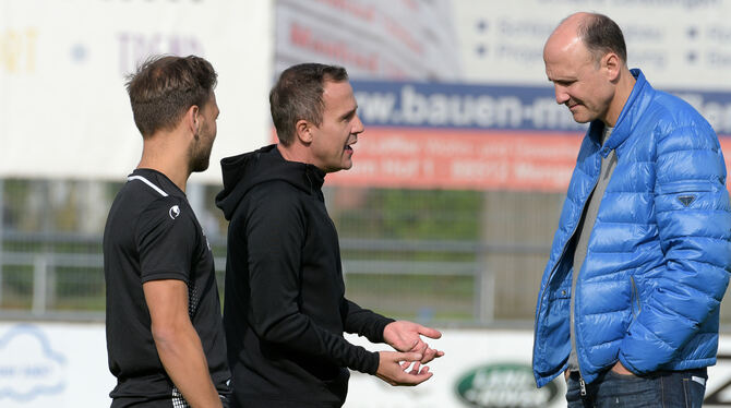 Halten Ratschlag: (von links) Co-Trainer Philipp Reitter, Trainer Maik Schütt und Teammanager Martin Göggelmann.   FOTO: BAUR