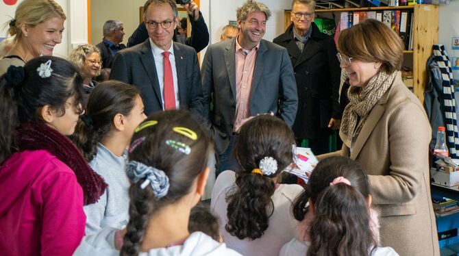 Annette Widmann-Mauz bekommt Gedichte von Schülern überreicht. Foto: Böhm