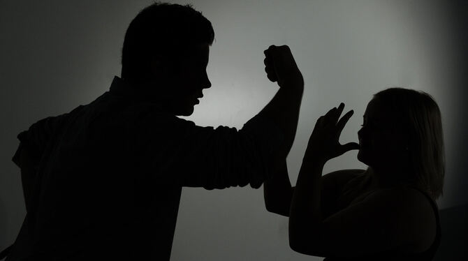 Zehn Gewalttaten gegen seine Freundin werden dem Angeklagten vorgeworfen.foto: dpa