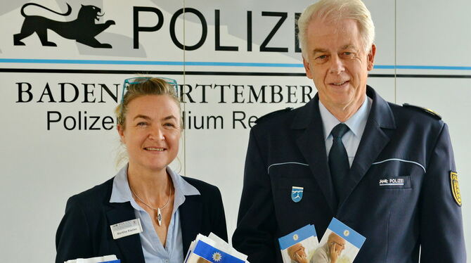 Polizeipräsident Professor Alexander Pick und Kriminaloberrätin Martina Kaplan präsentieren den Flyer,  mit dem vor  Telefonbetr