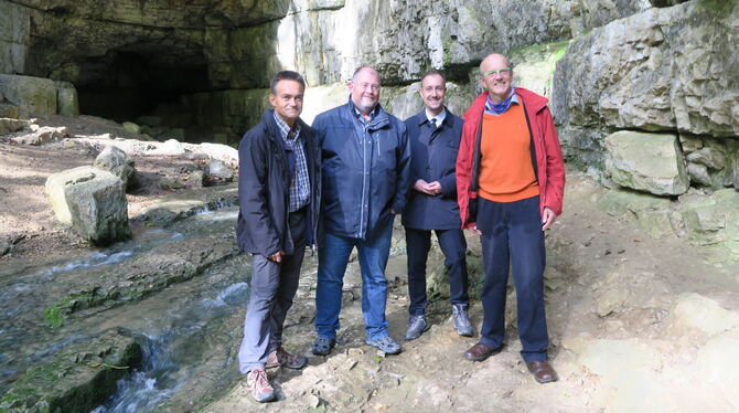 Siegfried Roth, Roland Deh, Markus Möller und Hans-Jürgen Stede (von links) stehen im Portal der Falkensteiner Höhle bei Grabens