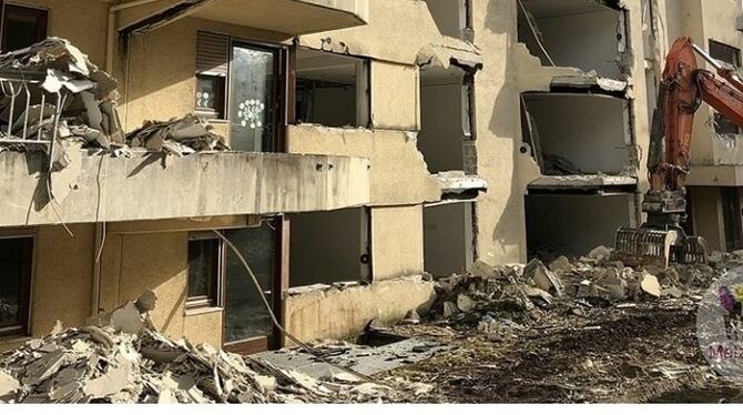 Das Haus am Eck des Altenzentrums des Diakonissenrings Metzingen fällt. Foto: privat