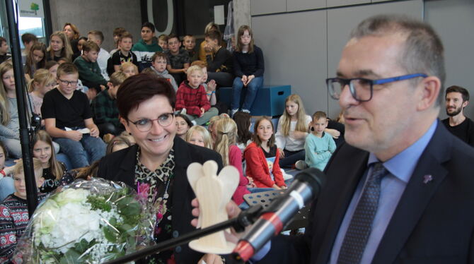 Einsetzung der neuen Rektorin Stefanie Pallas in der Jenaplanschule in Mössingen. Die Urkunde fürs neue Amt überreicht Oberkirch