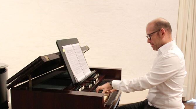 Interessante Einblicke in die Welt des Harmoniums: Marc Gornetzki in Aktion.