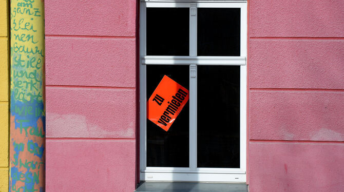 »Zu vermieten«: Ein Schild, das in Metzingen vor allem im günstigen Bereich nur selten zu finden ist. Foto: Ralf Hirschberger/zb