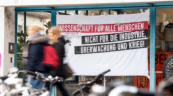 Studierende gehen während der Besetzung des Hörsaals 21 im Kupferbau der Eberhard Karls Universität Tübingen im Dezember 2018 an Studierende gehen während der Besetzung des Hörsaals 21 im Kupferbau der Eberhard Karls Universität Tübingen im Dezember 2018 an