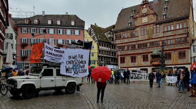 Die Demonstration gegen Amazon auf dem Tübinger Marktplatz.