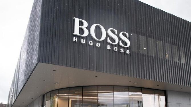 Das Unternehmenslogo am Flagship-Outlet von Hugo Boss
