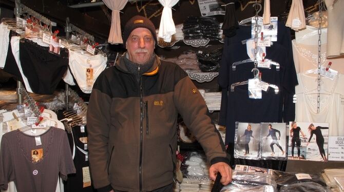 Ingomar Plesse aus Bisingen verkauft Wäsche nicht nur auf dem Reutlinger Weihnachtsmarkt, sondern auch in seinem Online-Shop. Di