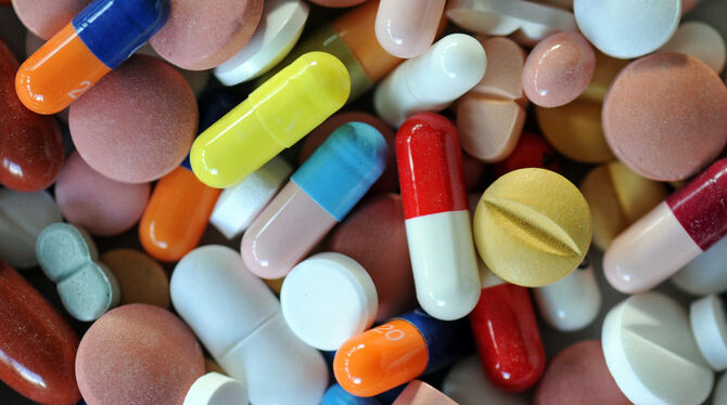 Tabletten-Wechsel: Nicht verunsichern lassen, wenn die Pille rot statt blau ist. FOTO: DPA