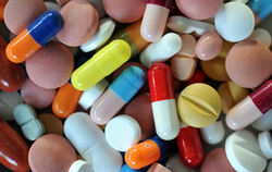 Tabletten-Wechsel: Nicht verunsichern lassen, wenn die Pille rot statt blau ist. FOTO: DPA