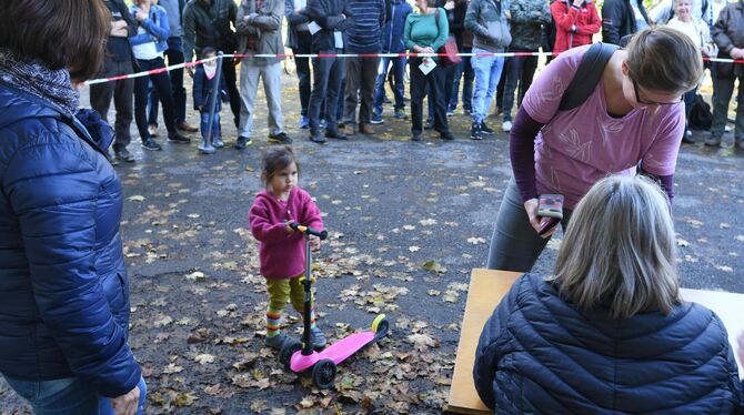 Für die kleine Lea hat Mama einen schicken Tretroller ersteigert.