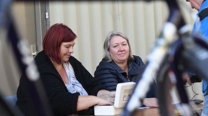 Nur Bargeld lacht. An der Kasse sitzen (von links) Gudrun Brendle, Anja Vaz und nicht sichtbar auch Damaris Hohloch.