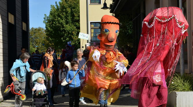 Die Figuren ziehen durch Kirchentellinsfurt. Foto: Niethammer