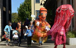 Die Figuren ziehen durch Kirchentellinsfurt. Foto: Niethammer