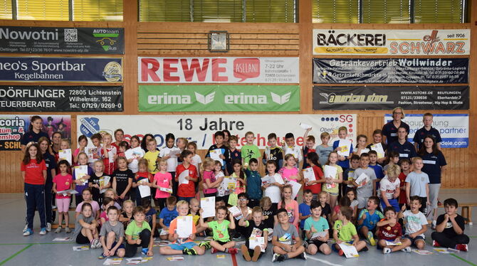 Die Zweitklässler der Uhlandschule Lichtenstein bekamen eine Teilnahmeurkunde und ein Regelheft des Handballs – die Trainer erhi