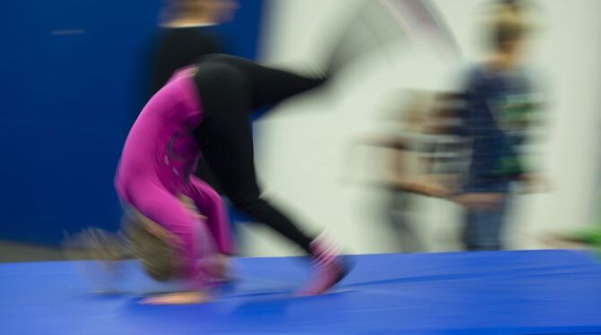Ein Purzelbaum oder schon ein richtiger Salto – die Kinder sollen sich selber erleben, sagt Stephan Scheel vom Schwäbischen Turn Ein Kind macht einen Purzelbaum.