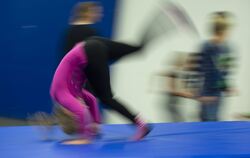 Ein Kind macht einen Purzelbaum.