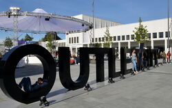 Chillen, shoppen, Musik hören: im frisch eröffneten Teil der Outletcity Metzingen rund um den Hugo-Boss-Platz.