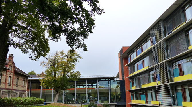 Die neue Universitätsklinik für Psychiatrie und Psychotherapie (rechts) ist durch den Mittelbau mit der alten renovierten Klinik