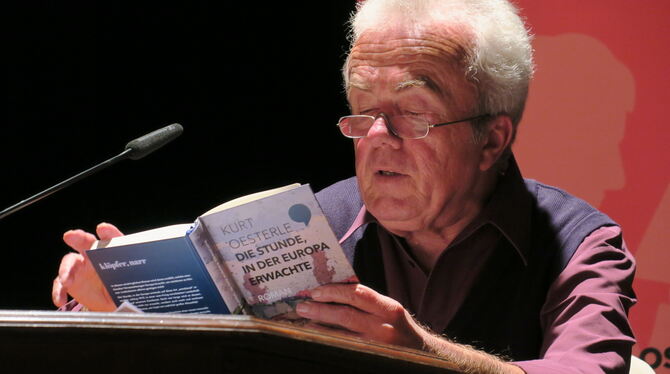 Konzentrierter Vortrag: Kurt Oesterle bei seiner Lesung. Foto: Knauer