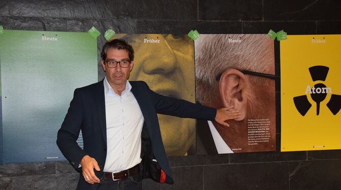Plakate als Stichwortgeber: Umweltstaatssekretär Andre Baumann  bei seinem Vortrag im Pfullinger Jahnhaus.  foto: schöbel