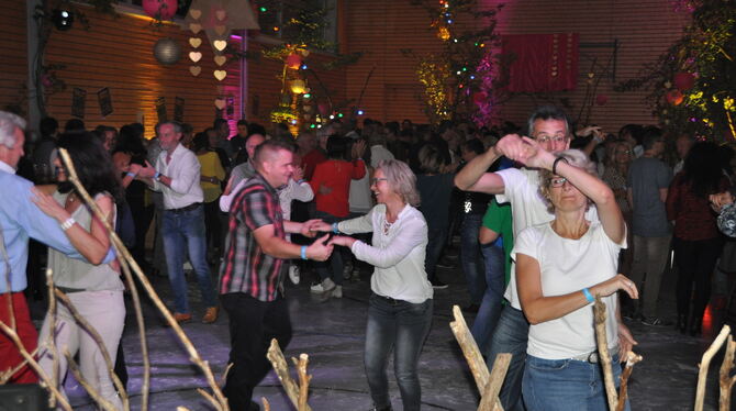 Beste Partystimmung und gut gelaunte Tanzpaare bei der »Galanacht des deutschen Schlagers« in Holzelfingen. foto: bimek