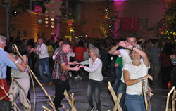 Beste Partystimmung und gut gelaunte Tanzpaare bei der »Galanacht des deutschen Schlagers« in Holzelfingen. foto: bimek