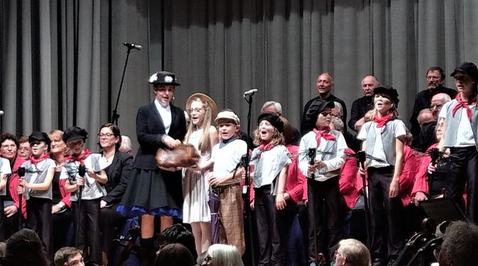 Hits aus »Mary Poppins« präsentierten die kleinen Achalm-Finken beim Konzert des Gesangvereins Eningen. Foto: Böhm