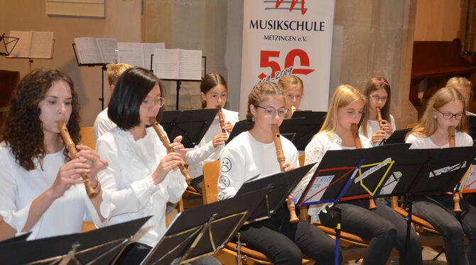 50 Jahre Musikschule Metzingen: Zum Abschluss gab die Dettinger Blockflötengruppe ein Konzert. foto: sander
