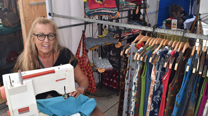 Einblick in die Arbeit: Kristin Krohn hat beim Kunsthandwerkermarkt Dettingen ihre Nähmaschine mitgebracht. foto: sander