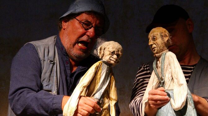 Das Theatrium Steinau zeigte beim Figuren-Festival in Kirchentellinsfurt das Stück "Der Hundertjährige, der aus dem Fenster stie