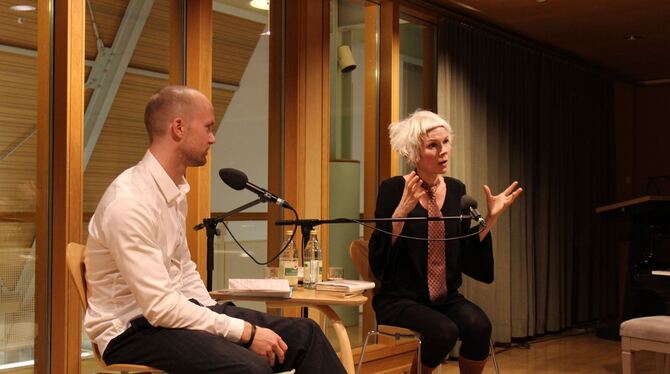 Die norwegische Autorin Hanne Ørstavik und ihr Übersetzer Andreas Donat im großen Studio der Reutlinger Stadtbibliothek.  Foto: