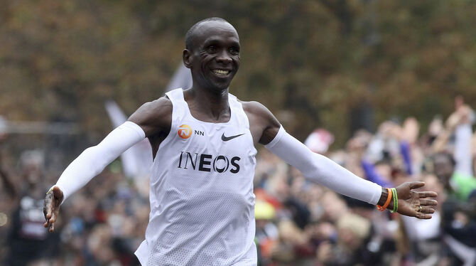 Marathon-Weltrekordhalter Eliud Kipchoge aus Kenia jubelt nach seinem Lauf im Rahmen der »Ineos 1:59 Challenge« im Ziel. Der Ken
