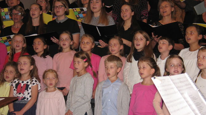 Kinderchor und »PopCHORn« sangen gemeinsam.foto: geiger