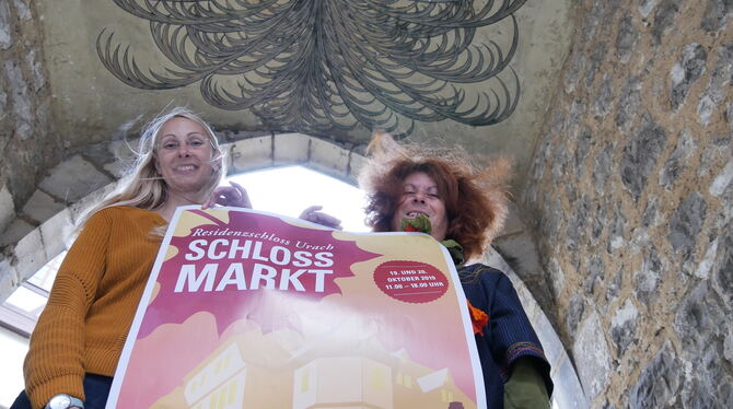 Stefanie Leisentritt (links) und Hanna Kugele haben den Schlossmarkt am 19. und 20. Oktober in Bad Urach vorbereitet. Hier sind