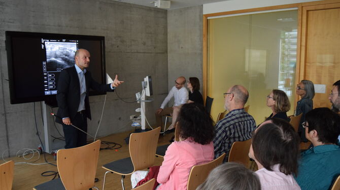 Professor Alexander Grimm erläutert in seinem anschaulichen Vortrag wie Nerven im Ultraschall aussehen. foto: Jaensch