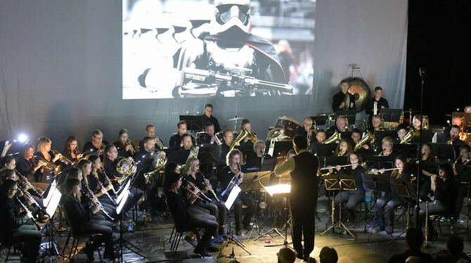Szenen aus Hollywood-Blockbustern mit Livemusik aus dem Graben: Der Musikverein Mössingen präsentierte sich in der Bogenhalle al