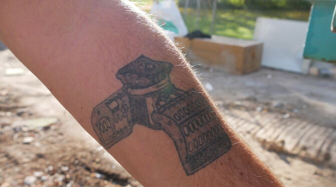 Mit Haut und Haar Baggerfahrer: Peter Stockburger hat sich sein Arbeitsgerät unter die Haut stechen lassen.