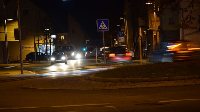 Die Hauptstraße in Wannweil an einem herbstlichen Abend: Erst im Juni hatte der Gemeinderat Tempo 50 beschlossen. Das könnte jet