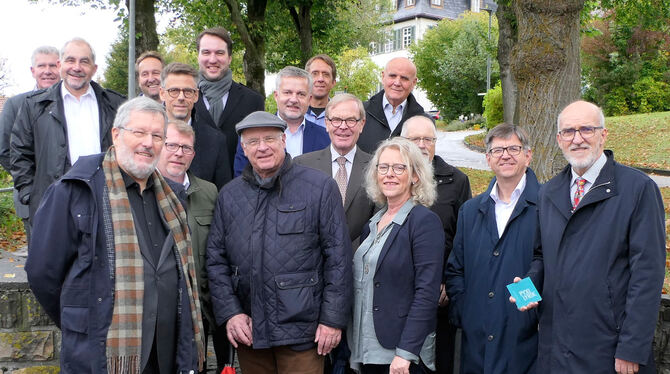 Stiftungsrat, Vorstand und Mitarbeiter der Bruderhaus-Diakonie trafen sich in Buttenhausen mit Bürgermeister Mike Münzing.Foto: