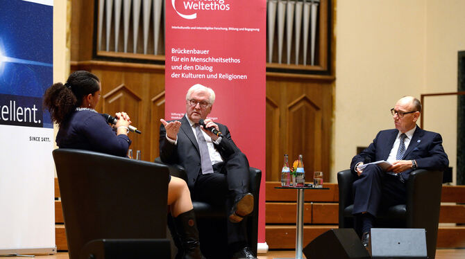 Bundespräsident Frank-Walter Steinmeier beim Gespräch nach seiner Weltethos-Rede im Festsaal der Universität Tübingen.FOTO: PIET