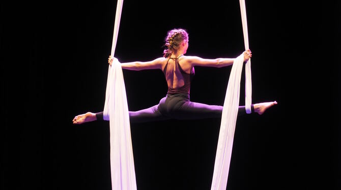 Akrobatik an hängenden Tüchern zeigen Mitglieder der »Kompanie Himmelstänzerinnen« beim Benefizabend.FOTO: PR